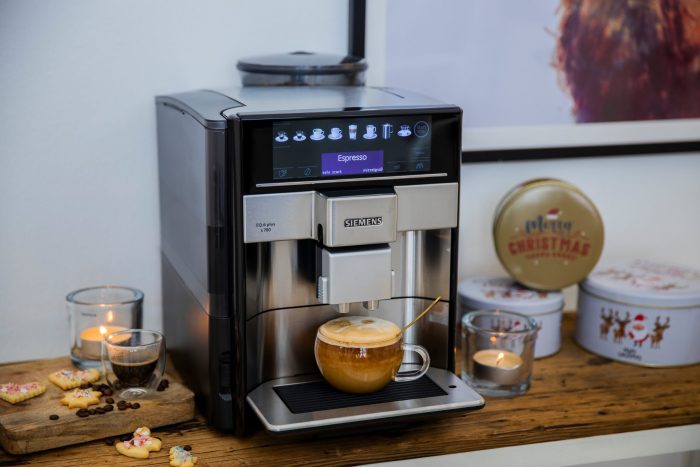 SIEMENS Kaffeevollautomat s700 plus gleichzeitig, 2 EQ.6 4 Profile, Tassenpodest - Tassen strobetec beleuchtetes TE657503DE